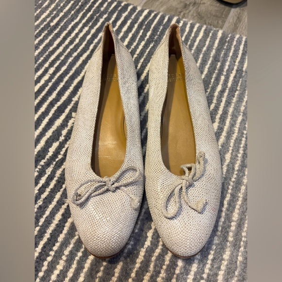 Stuart Weitzman Shoes - Stuart Weitzman Size 8 light Gray‎ Off white slip on shoes with bow